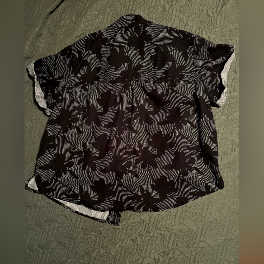 Universal Thread women’s camp shirt - Picture 2 of 5
